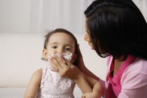 Triệu chứng trẻ bị viêm mũi dị ứng, phòng tránh bệnh viêm mũi dị ứng ở trẻ, chăm sóc trẻ bị viêm mũi