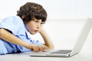 trẻ dùng laptop nhiều, trẻ dùng tablet quá nhiều