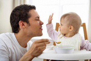 Đau bụng hoặc bị rối loạn tiêu hóa cũng khiến bé không chịu ăn bởi người mệt mỏi, nôn nao khó chịu. 