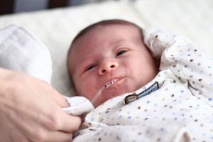 cách chăm em bé sơ sinh, cách nuôi con mới sinh