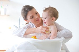nước tắm cho trẻ sơ sinh, tắm cho trẻ sơ sinh bằng gì