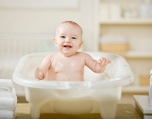 cách tắm cho trẻ sơ sinh vao mua dong