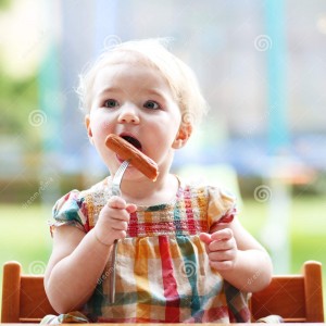 Cho trẻ ăn nhiều các món như giò chả, xúc xích, dưa muối chua... 